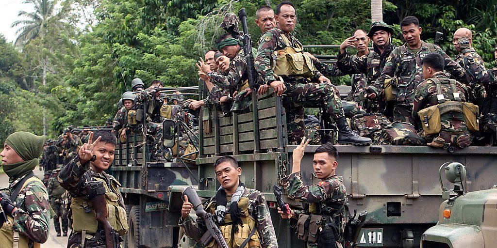 Soldaten auf den Philippinen bereiten eine Offensive gegen die Terrorgruppe Abu Sayyaf vor. (Archivbild)