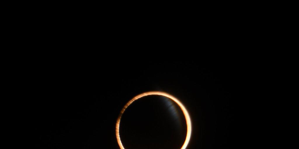 In Süden Argentiniens und Chiles hat sich am Sonntag eine beeindruckende ringförmige Sonnenfinsternis beobachten lassen.