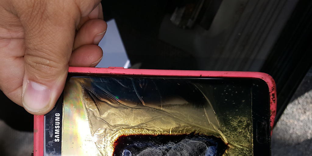 Mit dem neuen Smartphone Galaxy Note 8 will Samsung das Debakel um erhitzte Akkus des Galaxy Note 7 hinter sich lassen. Doch kurz vor dem Verkaufsstart kämpfen Kunden erneut mit überhitzten Akkus in Samsung-Geräten. (Archiv)