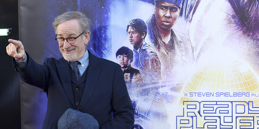 Steven Spielbergs "Ready Player One" hat am Wochenende vom 12. bis 15. April 2018 am meisten Filmfans in die Deutschschweizer Kinos gelockt. Hier zeigt sich der Regisseur am 26. März bei der Weltpremiere in Los Angeles. (Archiv)