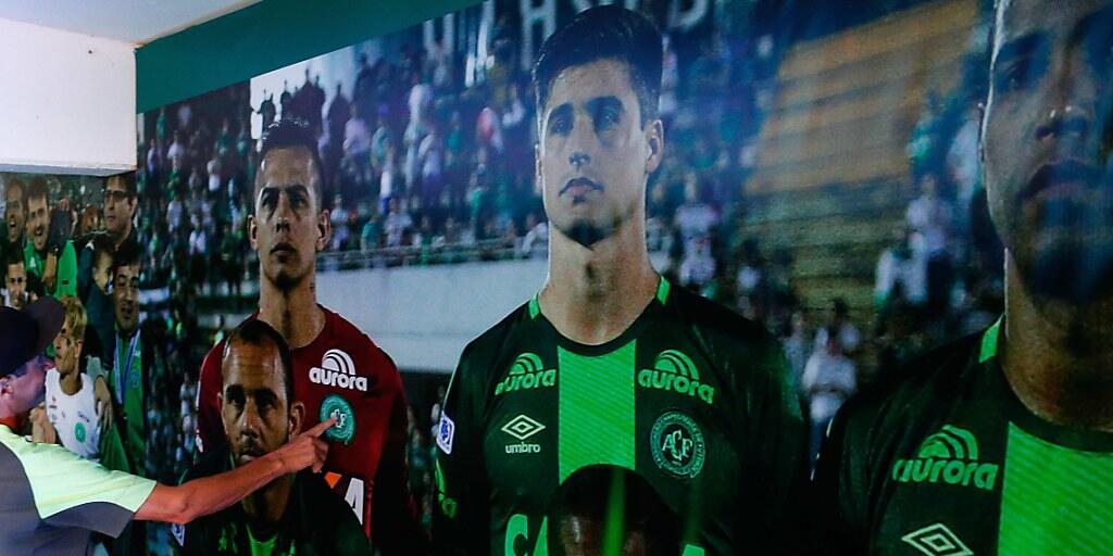 Erinnerung an die gestorbenen Fussballer: Fotos im Spielertunnel des Stadions von Chapecoense