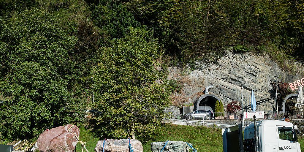 Die drei Felsblöcke aus der Tektonikarena Sardena sollen in der Schweiz für das 10-Jahr-Jubiläum der Aufnahme ins UNESCO-Welterbe werben.