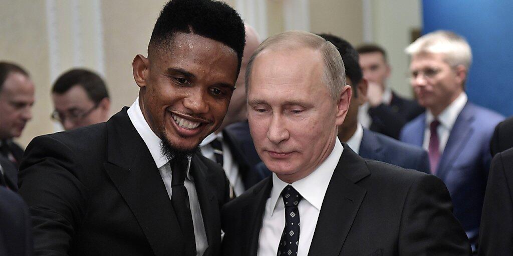 In der Welt der Mächtigen zuhause: der dreifache Champions-League-Sieger Samuel Eto'o bei der Auslosung der Fussball-WM in Moskau mit dem russischen Präsidenten Wladimir Putin