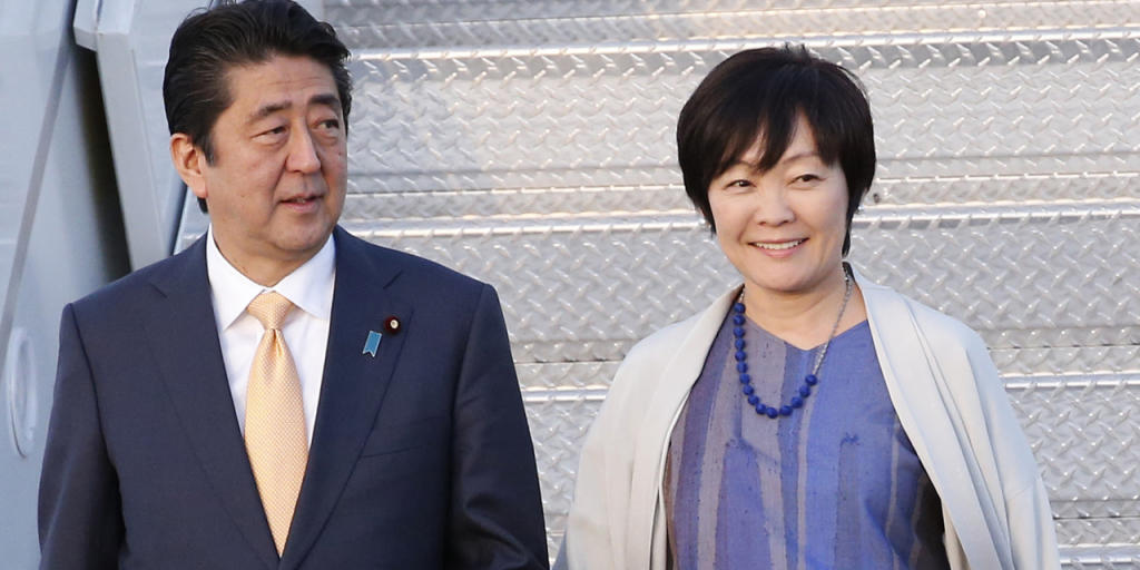 Japans Ministerpräsident Shinzo Abe und seine Frau Akie Abe sind wegen einer umstrittenen Schule in die Schlagzeilen gekommen. (Archivbild)
