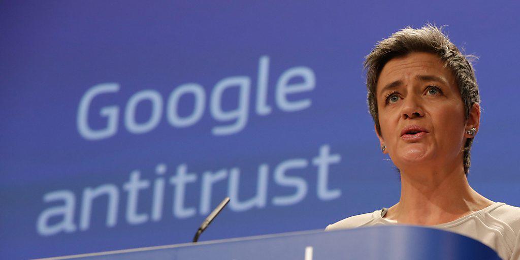Die EU-Wettbewerbskommissarin Margrethe Vestager brummt dem Internetgiganten Google eine Milliardenstrafe auf. (Archivbild)