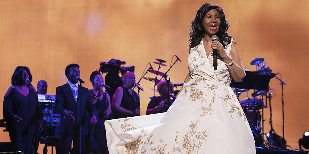 Musikalische Eröffnung eines Filmfestivals: Aretha Franklin singt nach der Premiere des Films "Clive Davis: The Soundtrack of Our Lives" an der Eröffnung des 16. Tribeca Film Festival.