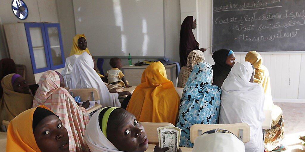 Mädchenschulen als Ziel: Kämpfer der radikalislamischen Boko-Haram-Miliz in Nigeria haben bereits mehrfach Schülerinnen entführt und getötet. (Symbolbild)