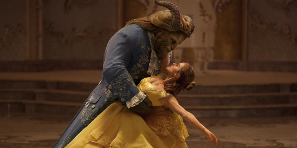 Dan Stevens als The Beast (l) und Emma Watson als Belle spielen die Hauptrollen in "Beauty and the Beast". Die Musical-Verfilmung übernahm am Wochenende vom 18. bis 20. März 2017 unangefochten Platz 1 in den US-Kinocharts. (Archiv)