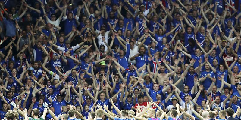 Islands Spieler feiern mit ihren Fans nach dem Sieg gegen England