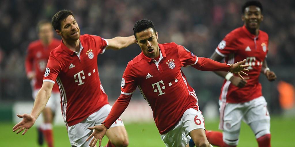 Der FC Bayern München im Höhenflug: Thiago Alcantara (vorne) traf gegen Arsenal gleich doppelt
