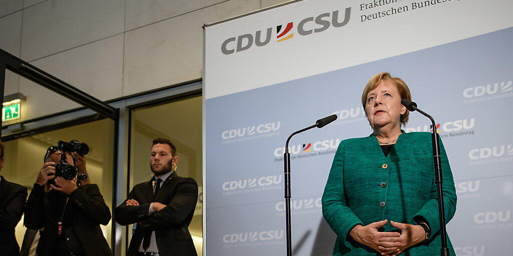 Nachdem die Abgeordneten von CDU und CSU gegen den Willen von Angela Merkel den bisherigen Fraktions-Vize Ralph Brinkhaus zum neuen Vorsitzenden gewählt hatten, räumte die Kanzlerin eine Niederlage ein.
