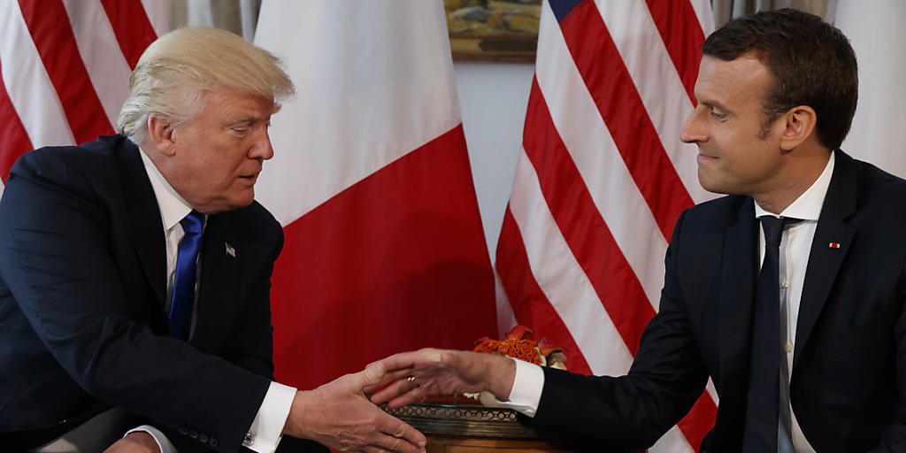Werden sich am 14. Juli in Paris wieder begegnen: US-Präsident Donald Trump (l) und Frankreichs Präsident Emmanuel Macron (Archiv)