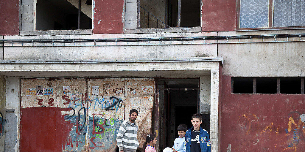 Roma vor einer heruntergekommenen Unterkunft in der Slowakei - vor allem die Roma werden in der EU nach wie vor diskriminiert. (Archiv)