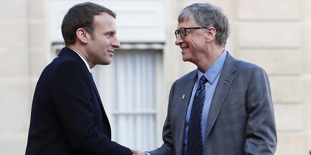 Frankreichs Präsident Macron (links) begrüsst Microsoft-Gründer Bill Gates am Klimaschutzgipfel. Dort hat Macron zu mehr Investitionen in den Klimaschutz aufgerufen.