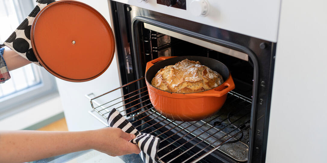 BACKEN, BROTBACKEN, KUECHE, BACKOFEN, OFEN, ZUBEREITUNG,