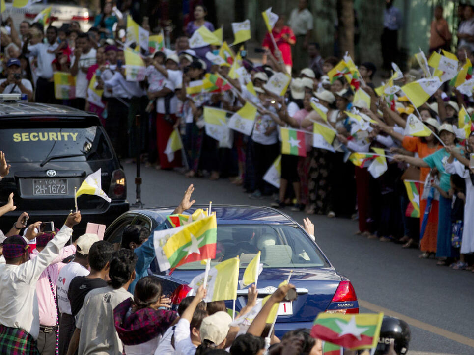 Tausende begrüssen Papst Franziskus in der myanmarischen Stadt Rangun.