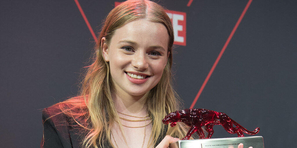 Die Schweizer Schauspielerin Luna Wedler ist in Berlin mit dem New Faces Award in der Kategorie Beste Nachwuchsschauspielerin ausgezeichnet worden. Die Schweizer Schauspielerin Luna Wedler ist in Berlin mit dem New Faces Award in der Kategorie Beste Nachwuchsschauspielerin ausgezeichnet worden.