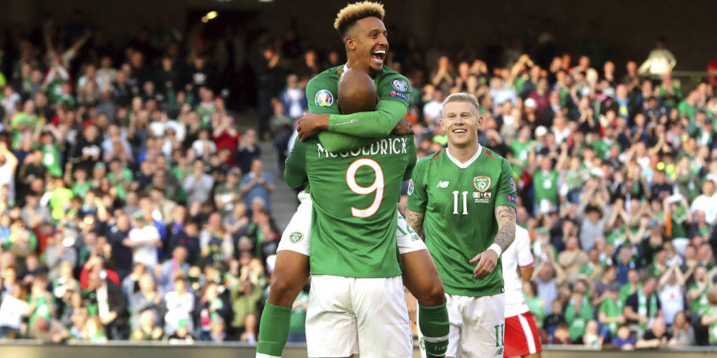 David McGoldrick und Callum Robinson (oben) bejubeln Irlands Führungstor