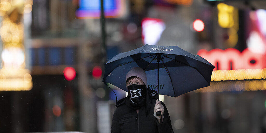 Das Coronavirus hat die USA weiterhin fest im Griff. Wie hier am New Yorker Times Square versuchen sich die Menschen so gut wie möglich vor dem Virus zu schützen. (Archivbild)