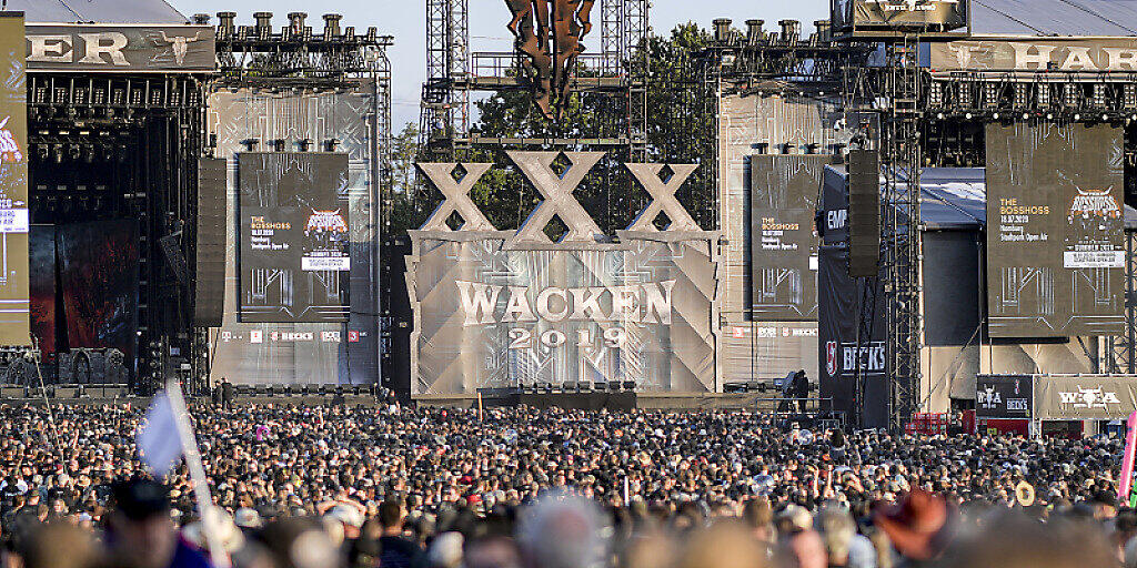 ARCHIV - Festivalteilnehmerin des WOA (Wacken Open Air) feiern vor den Bühnen. Als Ersatz für das coronabedingt in diesem Sommer abgesagte Heavy-Metal-Festival im schleswig-holsteinischen Wacken planen die Veranstalter ein Online-Event. Foto: Axel Heimken/dpa