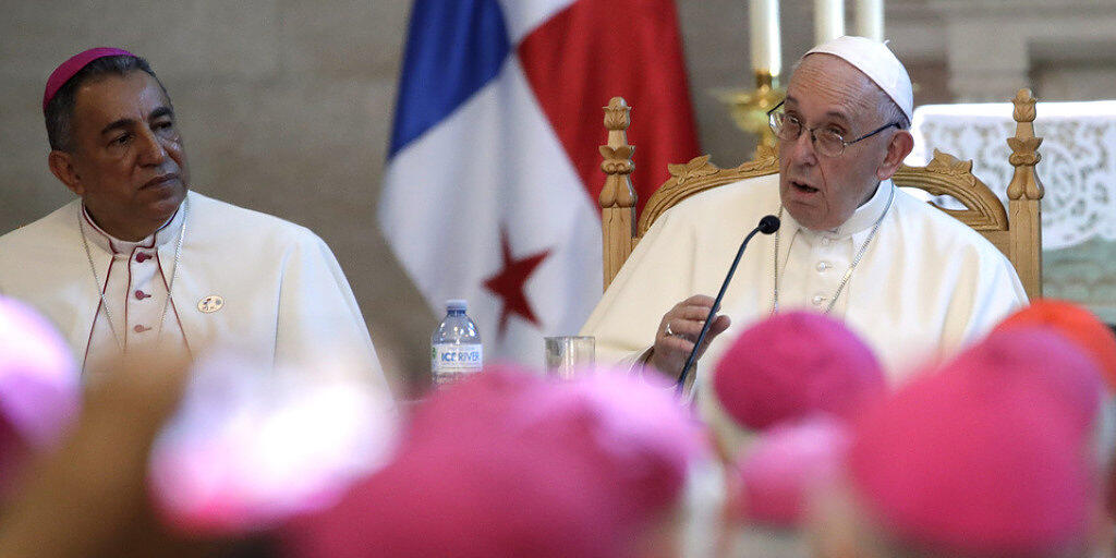 Der panamesische Erzbischof José Domingo Ulloa (l.) lauscht der Rede von Papst Franziskus am Donnerstag in einer Kirche in Panama-Stadt.