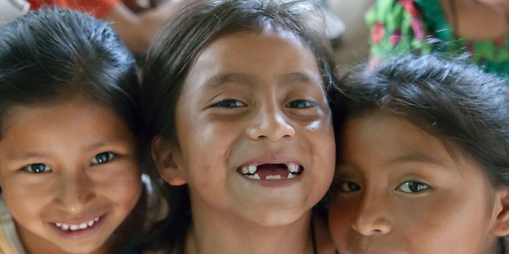 Diese drei Mädchen in Appedimini (Guatemala) konnten von einem Bildungsprojekt der Stiftung Kinderdorf Pestalozzi profitieren.