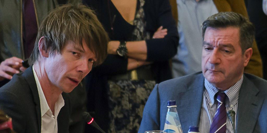 Der documenta-Kurator Adam Szymczyk (l) und der Bürgermeister von Athen, Giorgos Kaminis (r), stellen der Presse das Programm der documenta 14, das auch einen spektakulären Ritt auf Pferden beinhaltet. Der documenta-Kurator Adam Szymczyk (l) und der Bürgermeister von Athen, Giorgos Kaminis (r), stellen der Presse das Programm der documenta 14, das auch einen spektakulären Ritt auf Pferden beinhaltet.