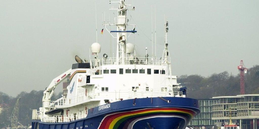 Das Greenpeace-Schiff Esperanza - hier eine Aufnahme von 2002 - hat eine neue Mission: Es transportiert Forschende ein Jahr lang von der Arktis bis zur Antarktis, um die Geheimnisse und wunden Stellen der Hohen See zu erkunden. (Archivbild)