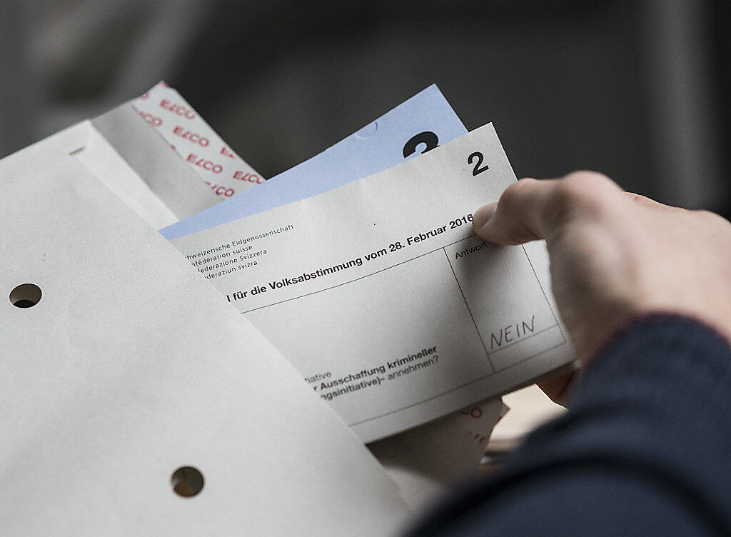 Wer brieflich stimmt, soll künftig keine Briefmarke mehr suchen müssen: Der Nationalrat hat eine Motion für vorfrankierte Umschläge unterstützt.