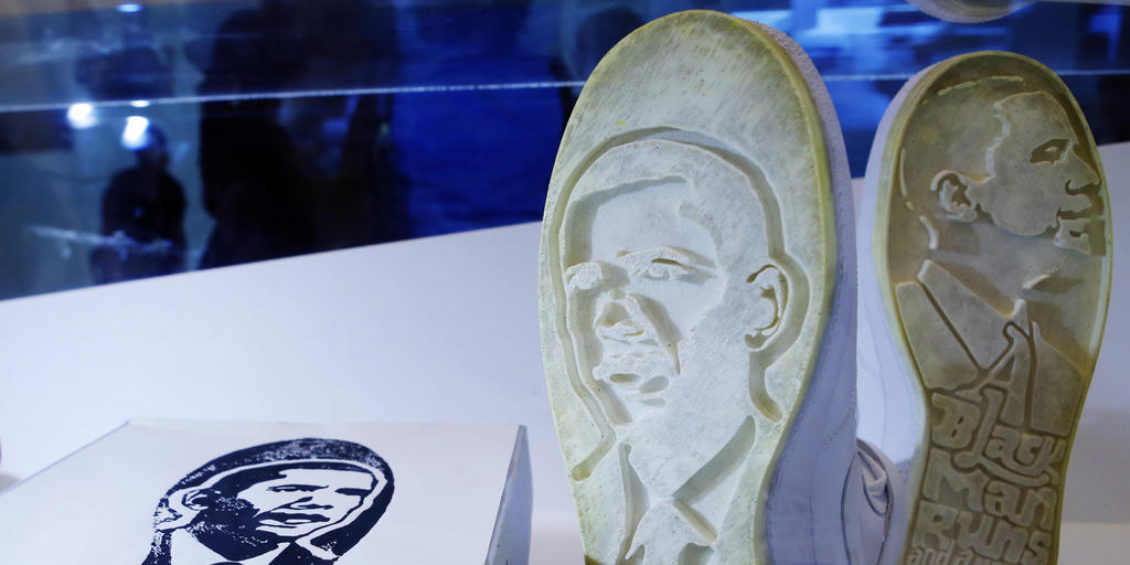 Mit der "Obama Force 1's" von Jimm Lasser kann man Obama-Spuren hinterlassen. Ein Exponat in der Ausstellung "Out of the Box: The Rise of Sneaker Culture" im Brooklyn Museum of Art in New York.