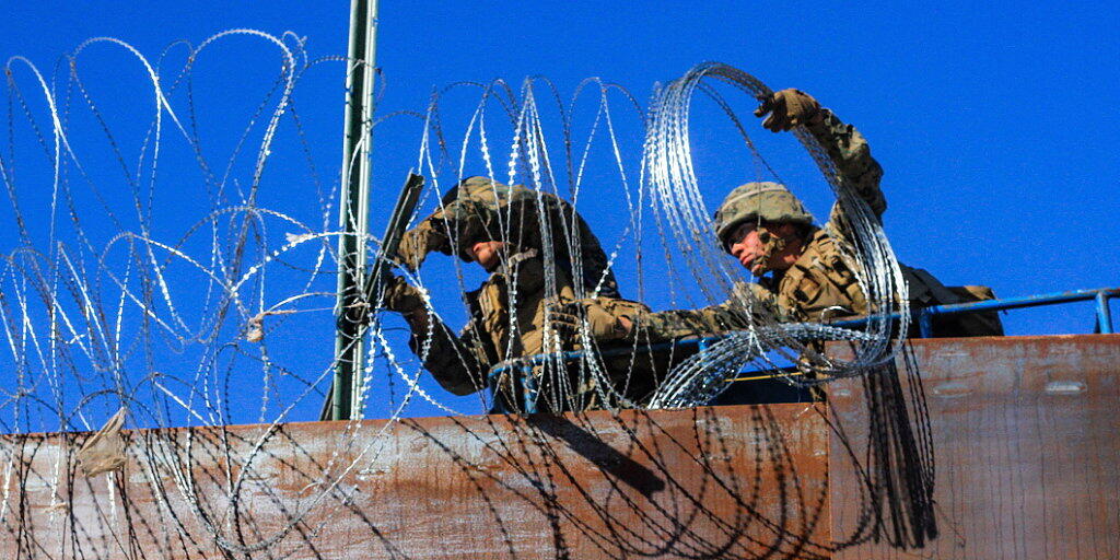 Amerikanische Soldaten verstärken den Grenzzaun zwischen den USA und Mexiko. Am Dienstag versuchten etwas 20 Migranten den Zaun zu erklettern. (Foto: Joebeth Terriquez/EPA)