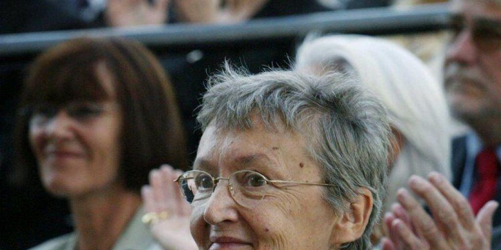 Die österreichische Kinderbuchautorin Christine Nöstlinger  - hier 2003, als sie den "Nobelpreis für Kinderliteratur", den Astrid-Lindgren-Preis entgegennahm - ist tot. Sie wurde 81 Jahre alt.
