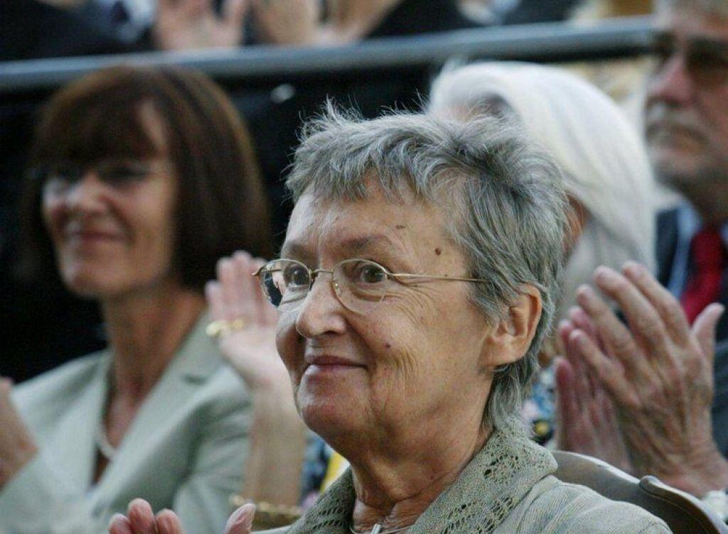 Die österreichische Kinderbuchautorin Christine Nöstlinger - hier 2003, als sie den "Nobelpreis für Kinderliteratur", den Astrid-Lindgren-Preis entgegennahm - ist tot. Sie wurde 81 Jahre alt. Die österreichische Kinderbuchautorin Christine Nöstlinger - hier 2003, als sie den "Nobelpreis für Kinderliteratur", den Astrid-Lindgren-Preis entgegennahm - ist tot. Sie wurde 81 Jahre alt.