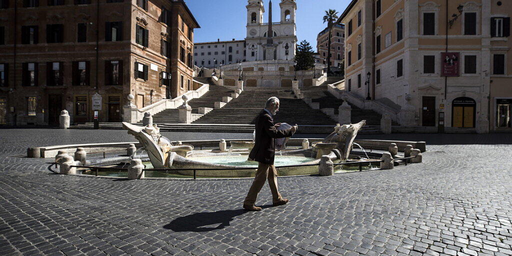 Italien lockert ab dem 4. Mai eine Reihe von Corona-Beschränkungen. Im Bild die Spanische Treppe und der barocke Brunnen "Fontana della Barcaccia", beides beliebte Touristenattraktionen in Rom. Italien lockert ab dem 4. Mai eine Reihe von Corona-Beschränkungen. Im Bild die Spanische Treppe und der barocke Brunnen "Fontana della Barcaccia", beides beliebte Touristenattraktionen in Rom.