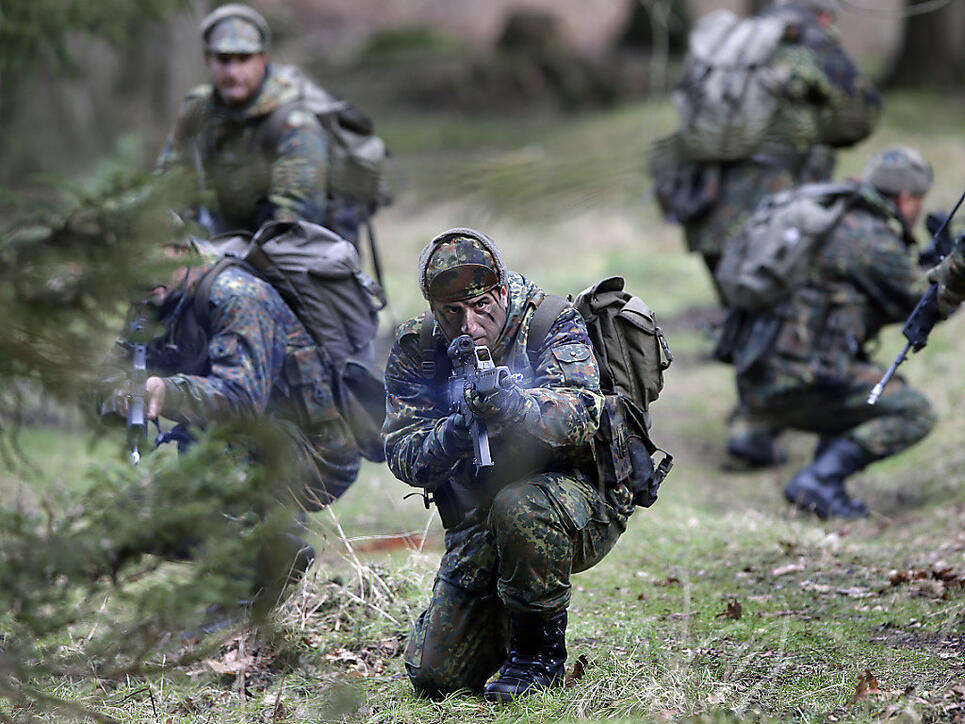 Soldaten beim Training auf dem Truppenübungsplatz Munster in Norddeutschland. (Archivbild)