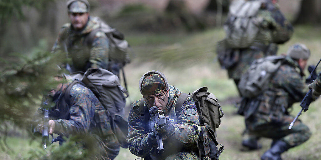 Soldaten beim Training auf dem Truppenübungsplatz Munster in Norddeutschland. (Archivbild)