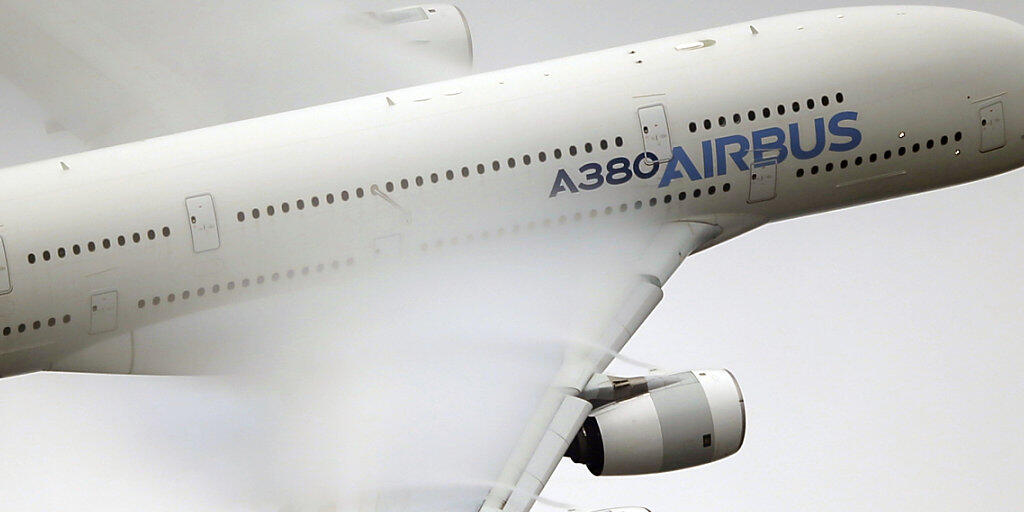 Der Boeing-Rivale Airbus und die EU haben sich auf Anpassungen der Anschubfinanzierungen für das Grossraumflugzeug A380 und den Airbus A350XWB geeinigt. Es ist der jüngste Schritt im langjährigen Subventionsstreit mit den USA. (Archiv)