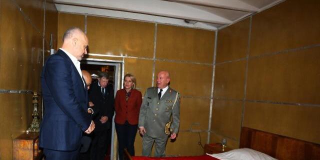 Albaniens Premier Edi Rama (links) im Schlafzimmer des Diktators