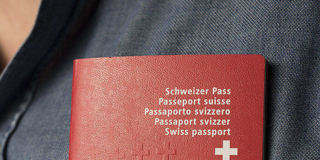 Mit dem Schweizer Pass in der Tasche verdienen Ausländer im Schnitt 5000 Franken pro Jahr mehr. (Symbolbild)