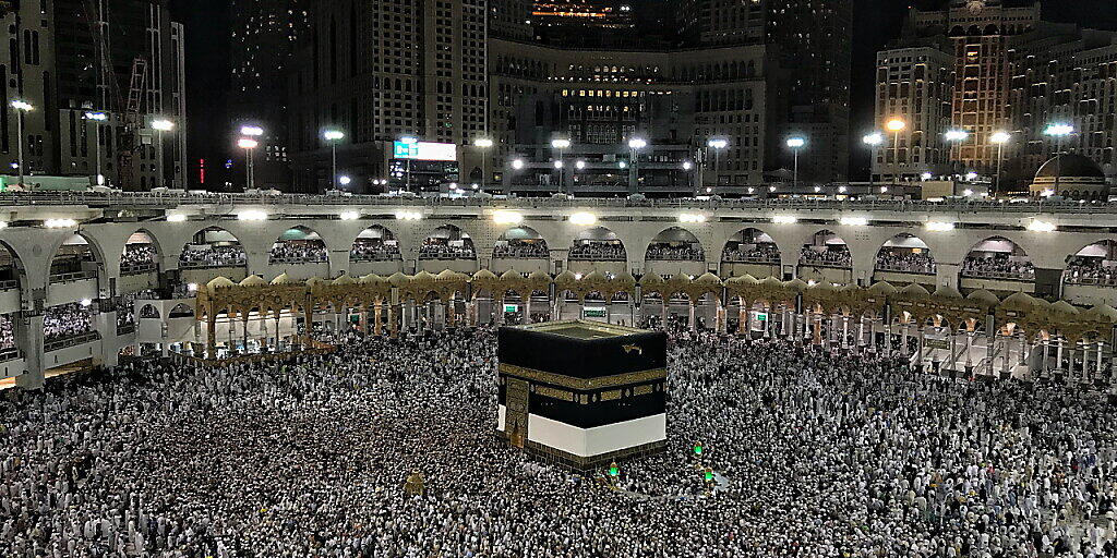 Kurz vor Beginn der Hadsch, der Wallfahrt für Muslime, hat Saudi-Arabien trotz Coronavirus die Moscheen wieder geöffnet. Im Bild die Kaaba, das zentrale Heiligtum des Islam. (Archivbild) Kurz vor Beginn der Hadsch, der Wallfahrt für Muslime, hat Saudi-Arabien trotz Coronavirus die Moscheen wieder geöffnet. Im Bild die Kaaba, das zentrale Heiligtum des Islam. (Archivbild)