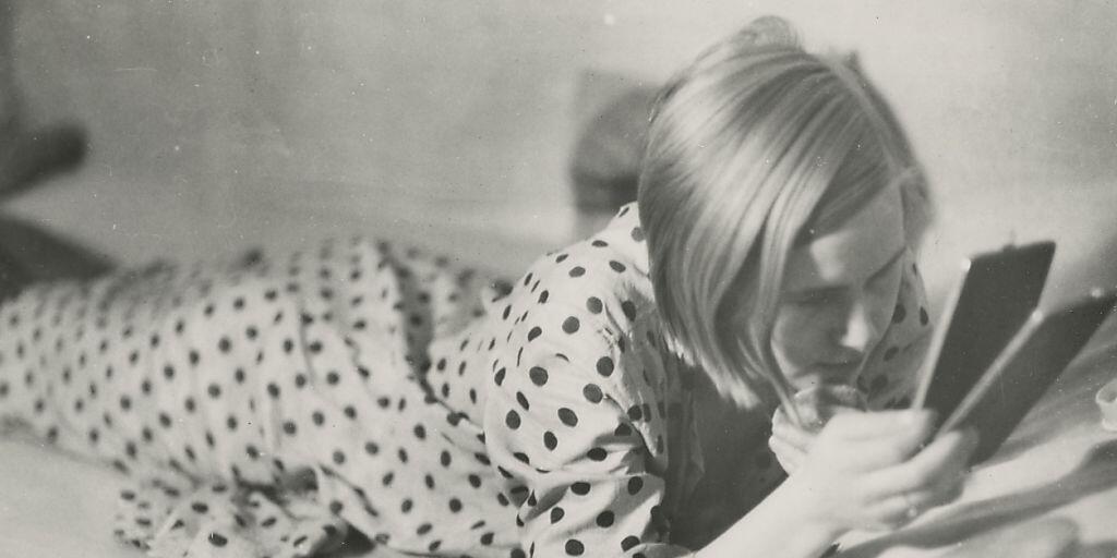 Der Silbergelatine Abzug "Freizeit eines arbeitenden Mädchens" (1933) von Marianne Breslauer (1909-2001) ist Teil der Ausstellung "Spiegel - Der Mensch im Widerschein" im Museum Rietberg in Zürich. Sie dauert vom 17. Mai bis 22. September 2019. Der Silbergelatine Abzug "Freizeit eines arbeitenden Mädchens" (1933) von Marianne Breslauer (1909-2001) ist Teil der Ausstellung "Spiegel - Der Mensch im Widerschein" im Museum Rietberg in Zürich. Sie dauert vom 17. Mai bis 22. September 2019.