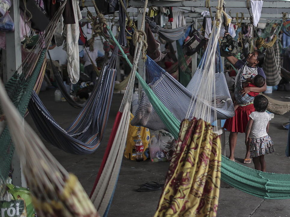 Tausende Flüchtlinge aus Venezuela leben in Behelfslagern in Nordbrasilien. Nun hat das brasilianische Militär Soldaten an die Grenze nach Venezuela geschickt. (Foto: Antonio Lacerda/EPA)