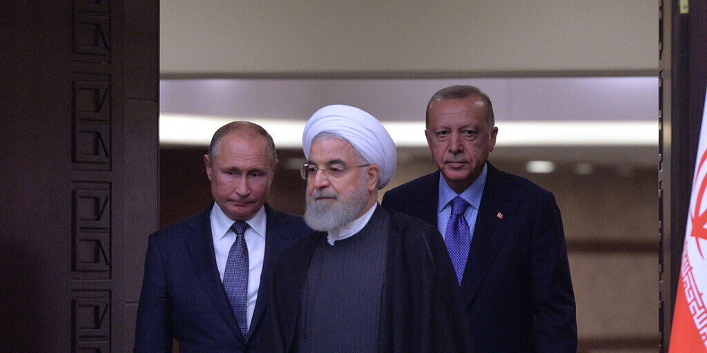 Recep Tayyip Erdogan (r), Hassan Ruhani (M) und Wladimir Putin (l) berieten am Montag in Ankara über den Syrien-Konflikt.