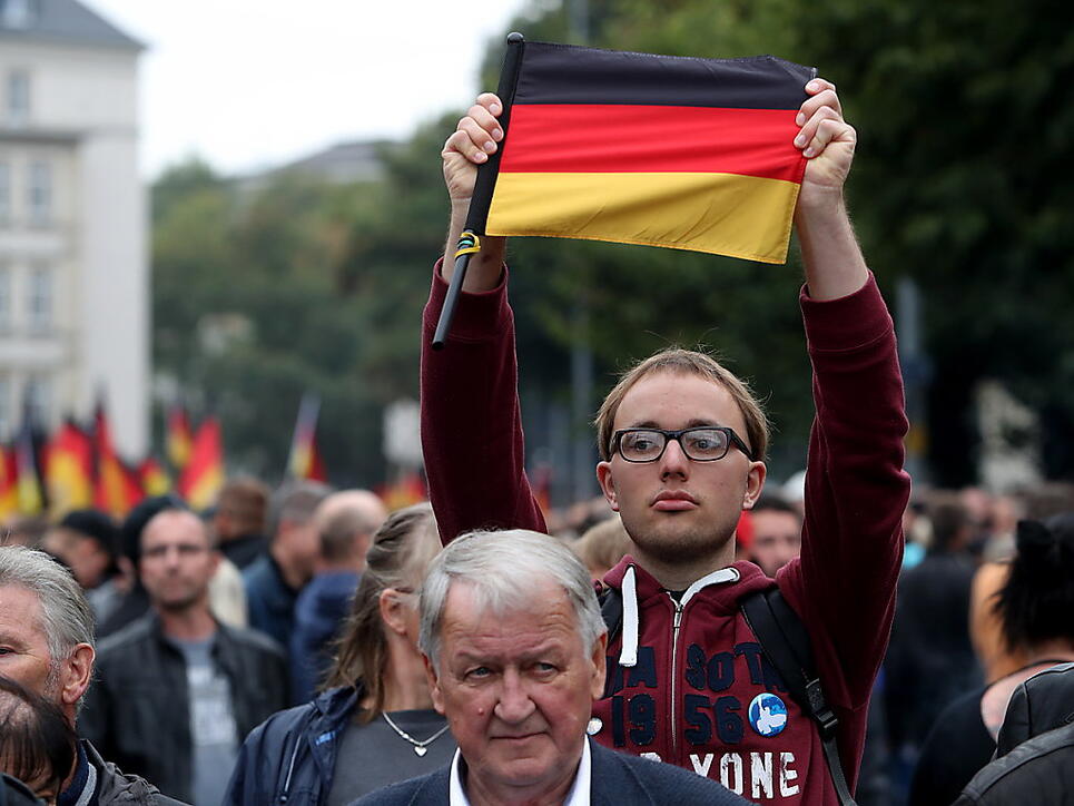 Teilnehmer an einer von rechten Gruppen organisierten Kundgebung in der deutschen Stadt Chemnitz.