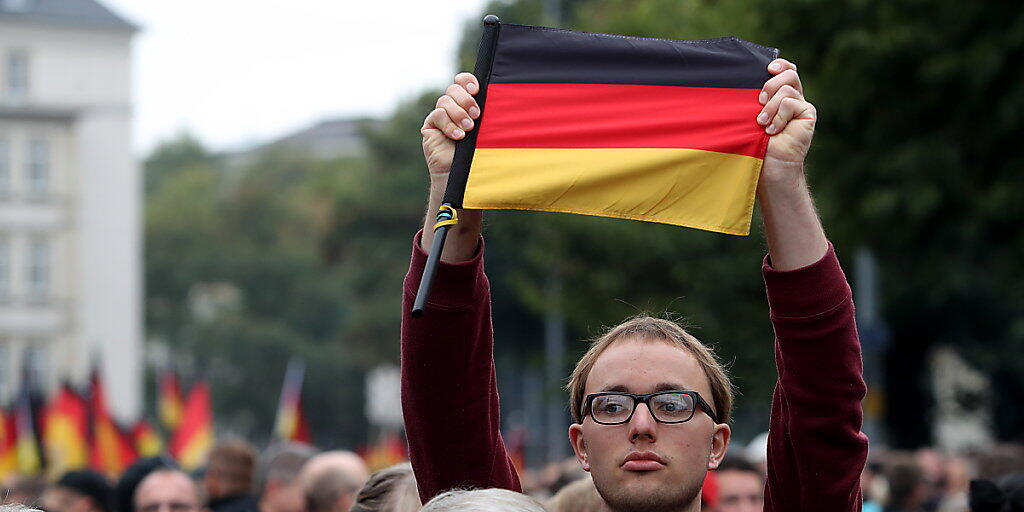 Teilnehmer an einer von rechten Gruppen organisierten Kundgebung in der deutschen Stadt Chemnitz.