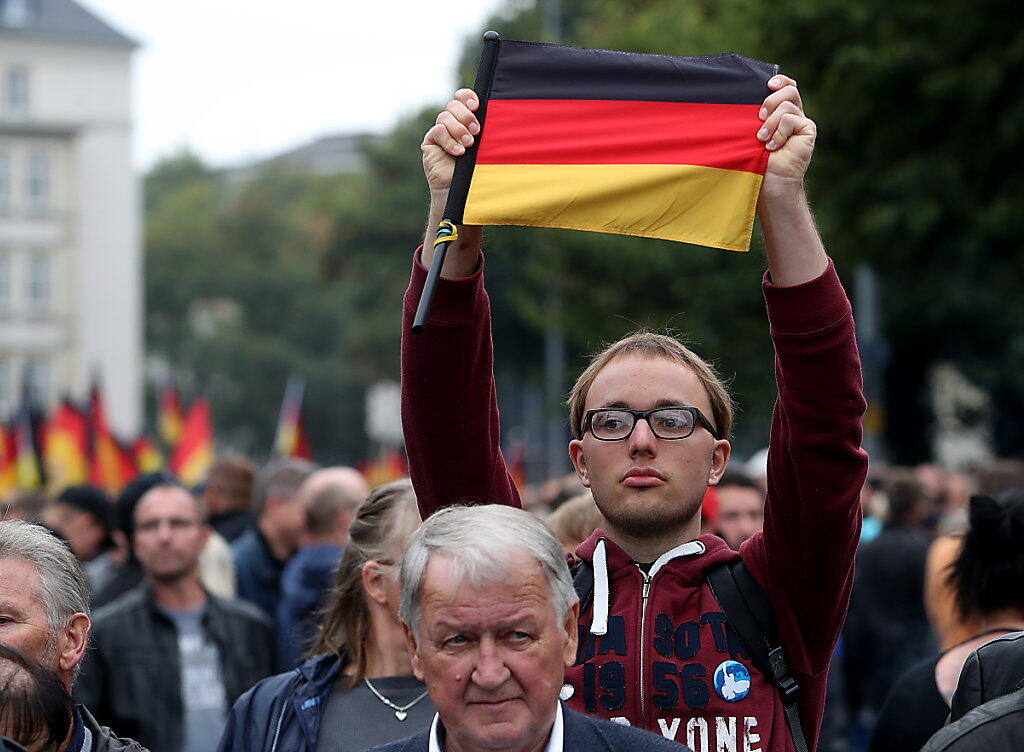 Teilnehmer an einer von rechten Gruppen organisierten Kundgebung in der deutschen Stadt Chemnitz. Teilnehmer an einer von rechten Gruppen organisierten Kundgebung in der deutschen Stadt Chemnitz.