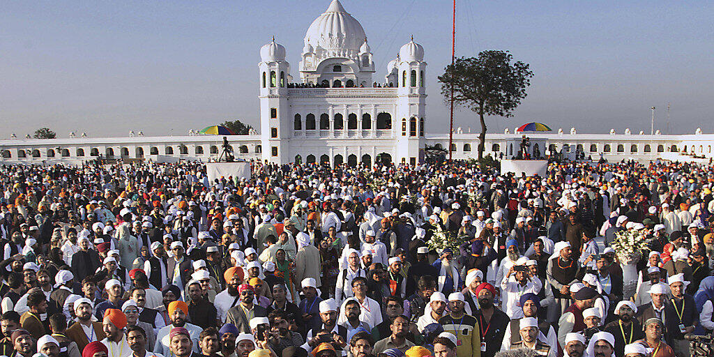 Tausende Sikh-Pilger aus Indien konnten erstmals seit Jahrzehnten in Pakistan den Schrein ihres Religionsgründers besuchen. Tausende Sikh-Pilger aus Indien konnten erstmals seit Jahrzehnten in Pakistan den Schrein ihres Religionsgründers besuchen.