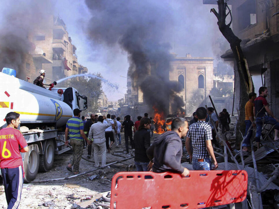 Die Rettungskräfte der Syrischen Weisshelme sind nach einem türkischen Raketenangriff auf Maaret al-Numan im Einsatz.