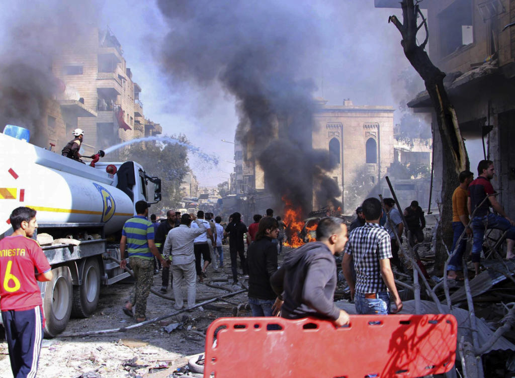 Die Rettungskräfte der Syrischen Weisshelme sind nach einem türkischen Raketenangriff auf Maaret al-Numan im Einsatz. Die Rettungskräfte der Syrischen Weisshelme sind nach einem türkischen Raketenangriff auf Maaret al-Numan im Einsatz.