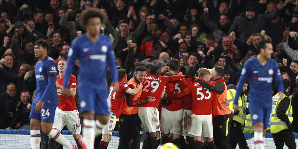 Manchester United feiert an der Stamford Bridge während die Spieler von Chelsea enttäuscht von dannen ziehen